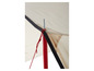 Detail van een tent met een rode paal en een beige tentdoek.