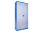 Een blauwe metalen kast met twee deuren.