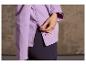 Une femme avec une veste softshell violette à fermeture éclair