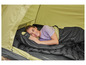 Une femme dort dans une tente sur un matelas gonflable avec un sac de couchage Rocktrail.