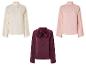 Drie blouses: een witte, een roze en een donkerrode met strik.