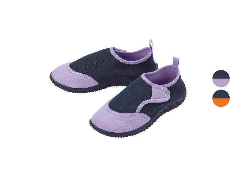 Paarse en zwarte waterschoenen met gestikte details.