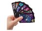 Hand houdt Transformers-thema UNO Flip kaarten vast met robots en een planeet.