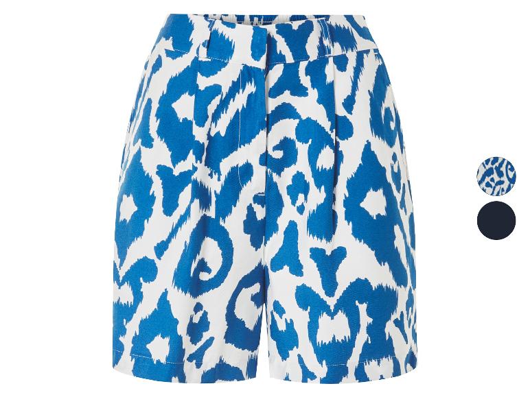 Shorts bleu et blanc à motif léopard.