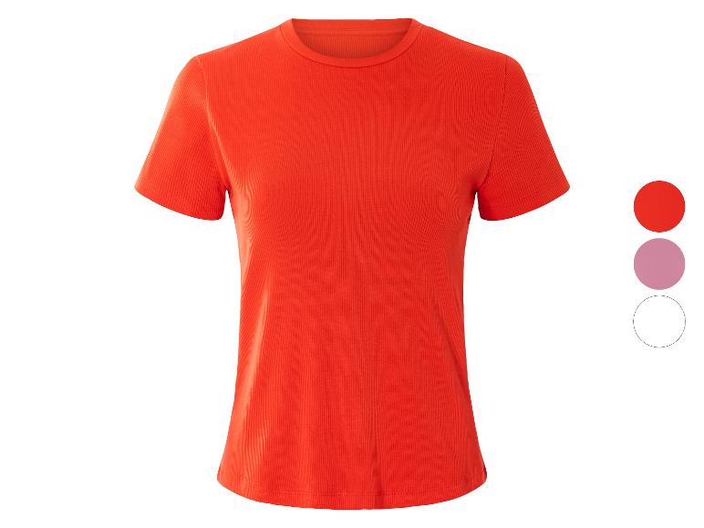 Un t-shirt côtelé orange pour femme.