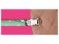 Groene stippenband met witte gesp en bruine stof.