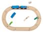 Houten speelgoedtrein en rails met losse bouwblokken.