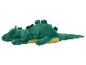 Een groen dinosaurus- of drakenknuffeldier met een gele buik, liggend op zijn zij.