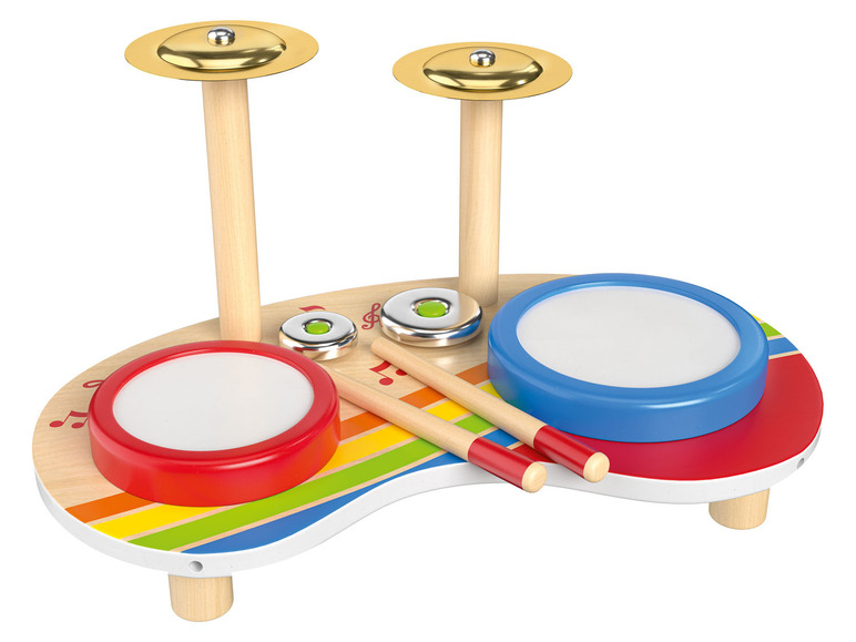 Een houten speelgoed drumset met twee drums, twee bekkens en twee drumsticks.