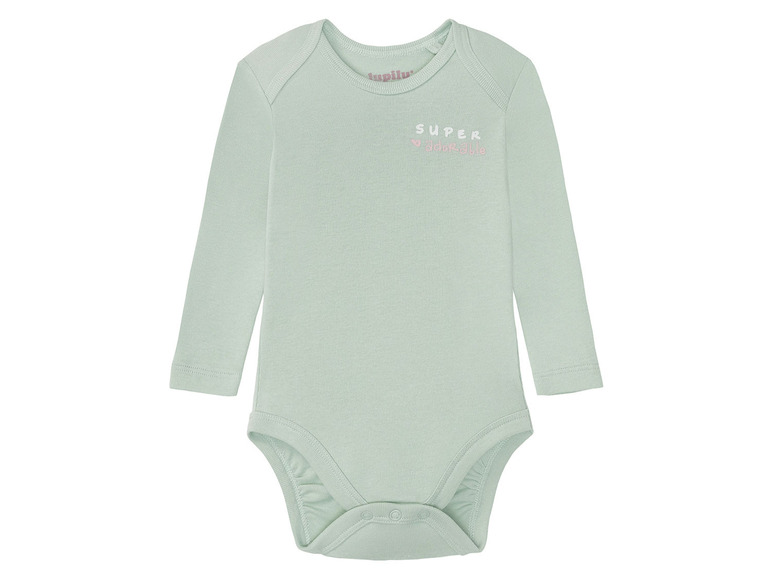 Een lichtgroen babypakje met lange mouwen met de tekst 'Super Adorable'.