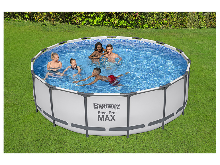 Een Bestway Steel Pro MAX zwembad met mensen die erin zwemmen.