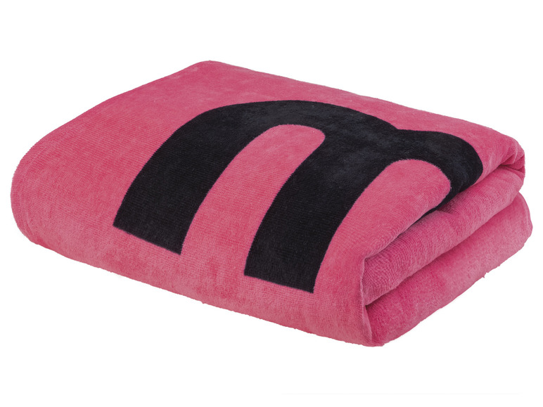 Une serviette rose avec un logo noir.