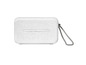 Een witte draagbare Bluetooth-speaker met een touwtje.