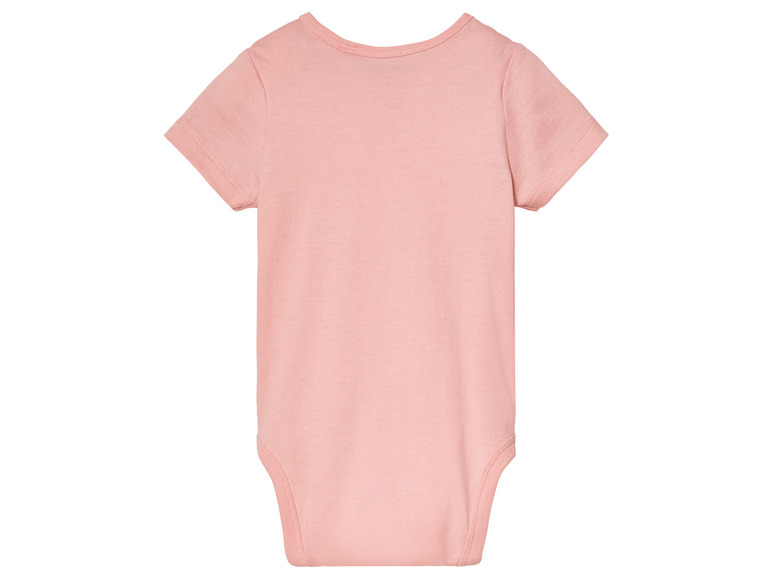 Een roze babypakje met korte mouwen.