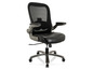 Chaise de bureau noire avec dossier en mesh et accoudoirs.