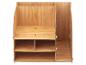Houtkleurige bureau-organizer met meerdere vakken en planken voor opslag.