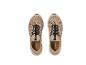 Paar beige en zwarte mesh waterschoenen met elastische veters, bovenaanzicht.