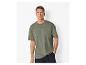 Homme en t-shirt kaki et pantalon foncé