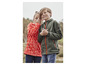 Twee kinderen in een oranje en groene Softshell jas
