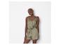 Kort jumpsuit met strikjes, zomerse stijl.
