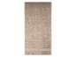 Een beige badhanddoek met een gestreepte rand.