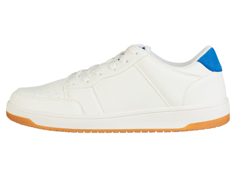 Des baskets blanches avec des détails bleus et une semelle beige.