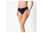 Femme en culotte de coton bleu marine, les mains sur les hanches.