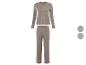 Een set met een grijze lange mouwen top en broek.