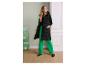 Vrouw in lange zwarte bodywarmer met capuchon, zwarte blouse en groene broek.