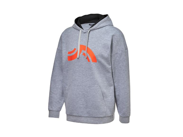 Grijze hoodie met oranje logo.