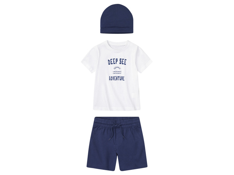Un t-shirt blanc à manches courtes avec l'inscription 'Deep See Adventure', un short bleu et une casquette bleue.