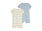 Twee babypakjes: een gestreept en een effen blauw.