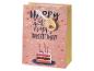 Sac cadeau d'anniversaire rose avec gâteau et bougies, avec le texte 'Happy Birthday!'.