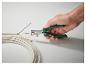 Hand stript een elektrische kabel met een Parkside striptang.