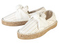 Twee paar witte espadrilles met beige strepen.