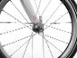 Close-up van een fietswiel met spaken en een deel van het fietsframe met 'LIGHT 20'.