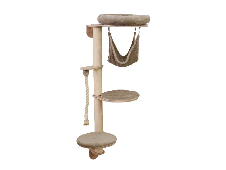 Arbre à chat beige avec plusieurs niveaux, un lit, un hamac et un poteau à griffer