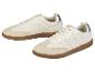 Twee witte leren sneakers met bruine zolen