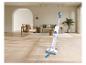 SilverCrest steelstofzuiger en dweil in een moderne woonkamer