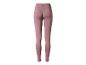 Vue arrière d'un legging de sport rose avec un logo noir sur la ceinture.