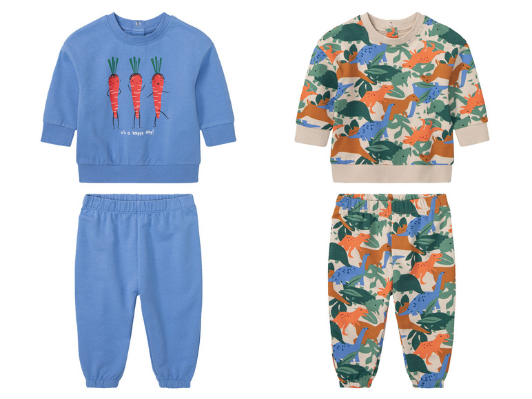 Deux ensembles de vêtements pour bébé : un avec un imprimé de carottes et un avec des dinosaures.