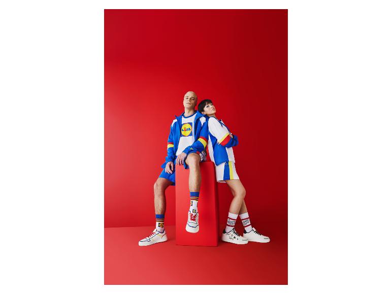 Lidl collectie: kleurrijke kleding en sneakers.