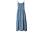 Een blauwe denimjurk met spaghettibandjes.
