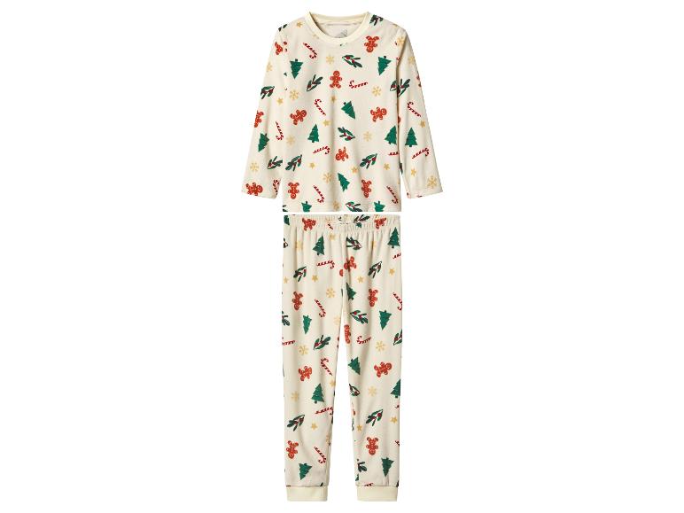 Crèmekleurige pyjamaset met kerstbomen, peperkoekmannetjes en zuurstokken.