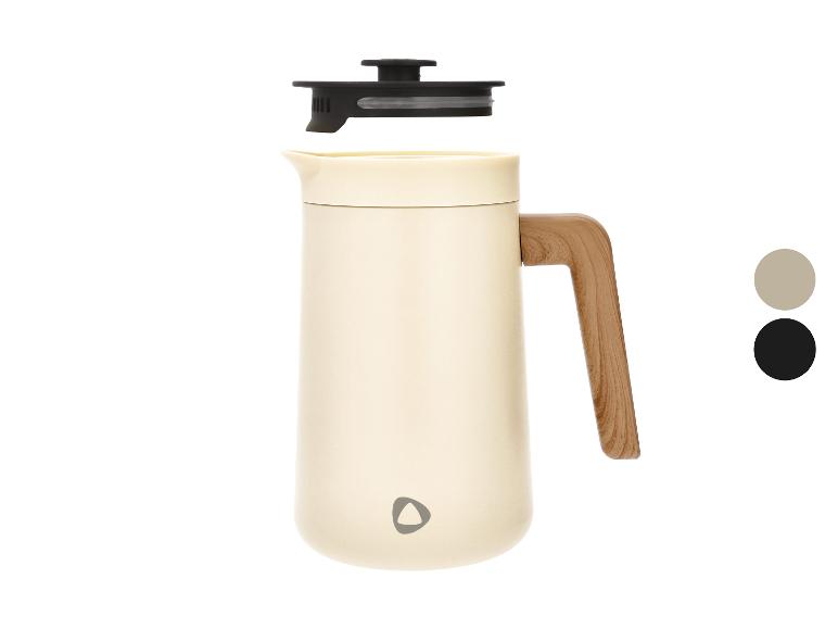 Crèmekleurige thermoskan met houten handvat en zwarte deksel.