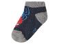 Chaussettes pour enfants avec fond bleu foncé, visage de super-héros rouge et toile d'araignée bleue.