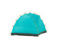 Une tente de camping turquoise avec des bâtons jaunes.