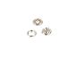 Quatre pièces métalliques de boutons-pression sur fond blanc.