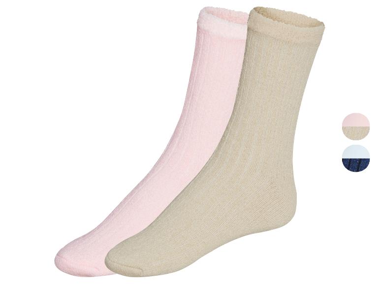 Twee paar zachte sokken, een in roze en een in beige.