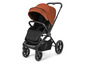 Een zwarte kinderwagen met een bruine zonnekap.